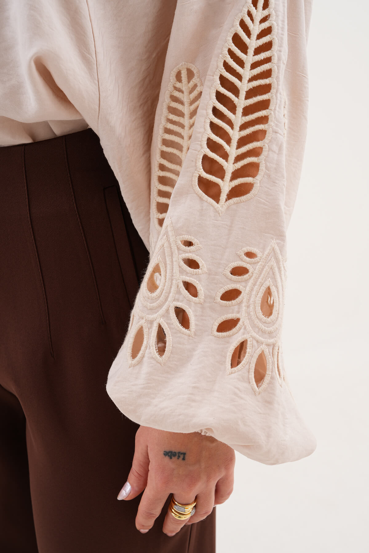 Bilek Lastikli Kolları Nakışlı Gömlek MDG-25-D-19 Bej - 2