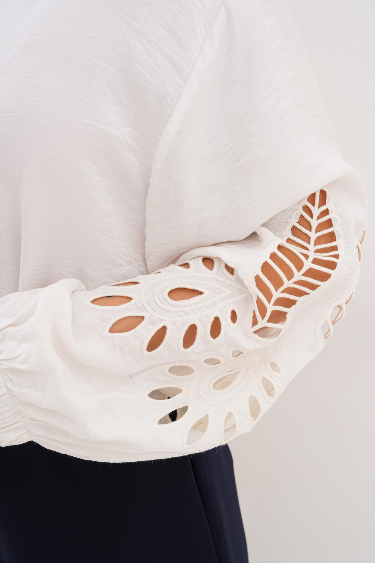 Bilek Lastikli Kolları Nakışlı Gömlek MDG-25-D-19 Beyaz - 2