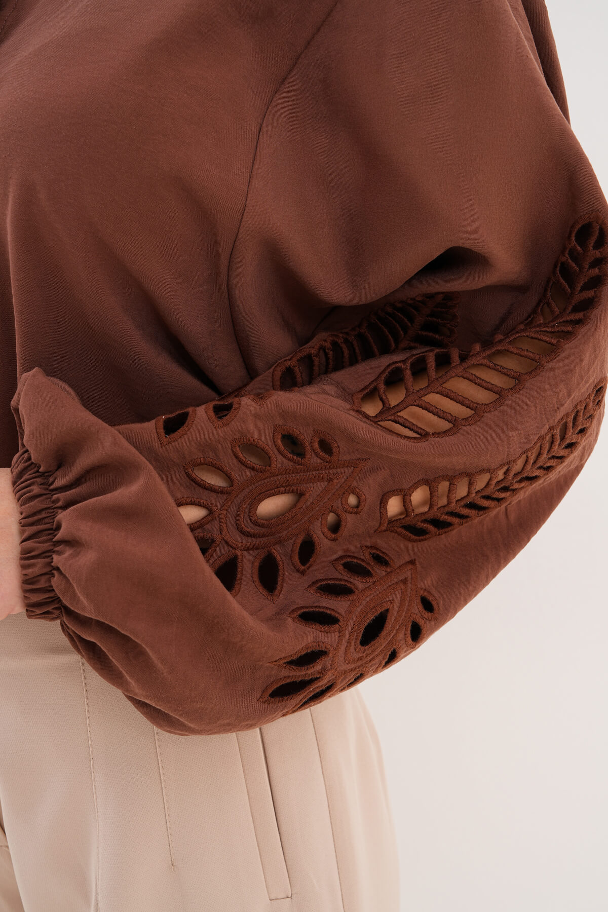 Bilek Lastikli Kolları Nakışlı Gömlek MDG-25-D-19 Kahverengi - 2