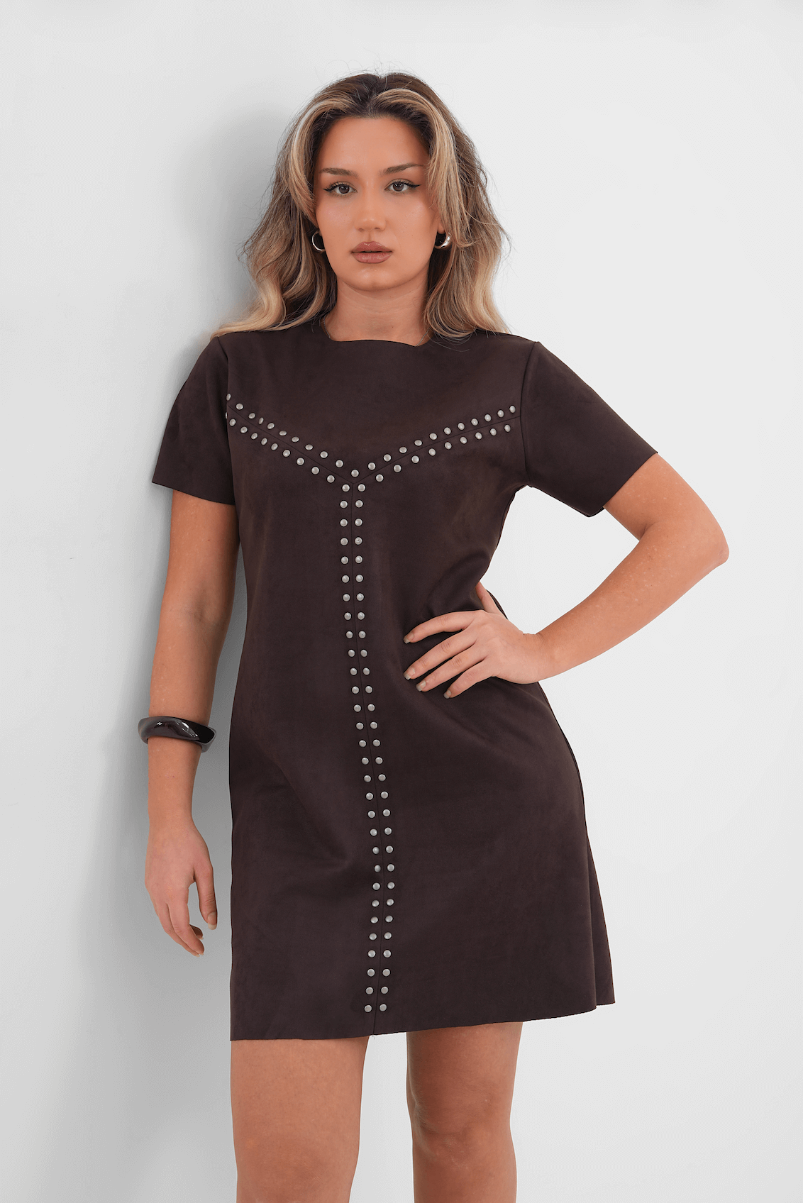 Metal Süs Detaylı Süet Mini Elbise MDG-25-D-108 Kahverengi 